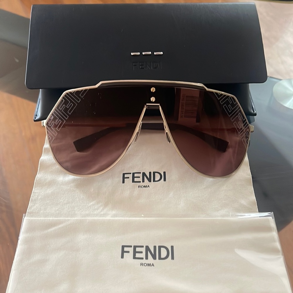 Fendi Eyeline authentic sunglasses. Case included.